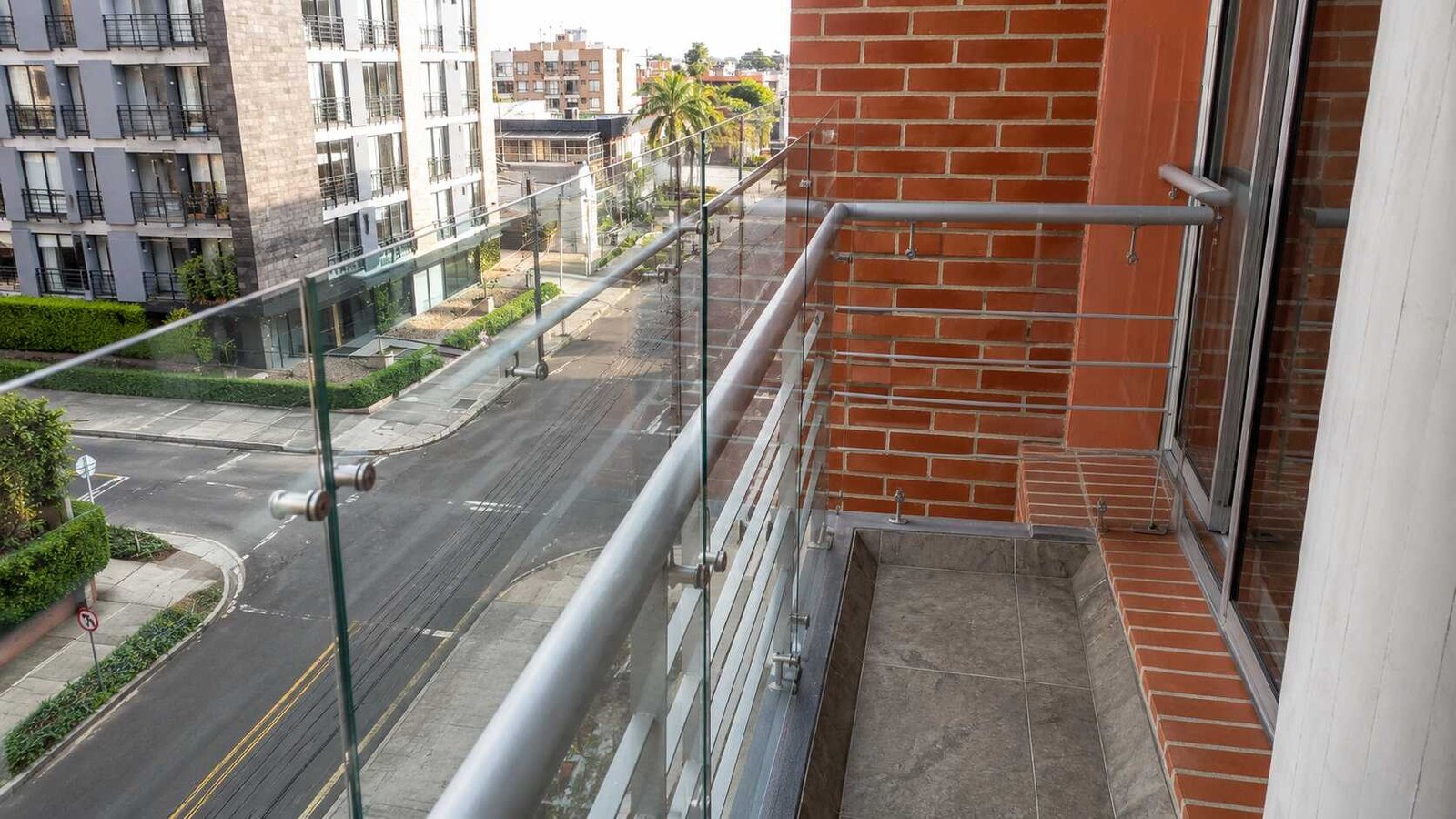 Proyectos Realizados Puerta en vidrio y aluminio - Cedritos, Bogotá